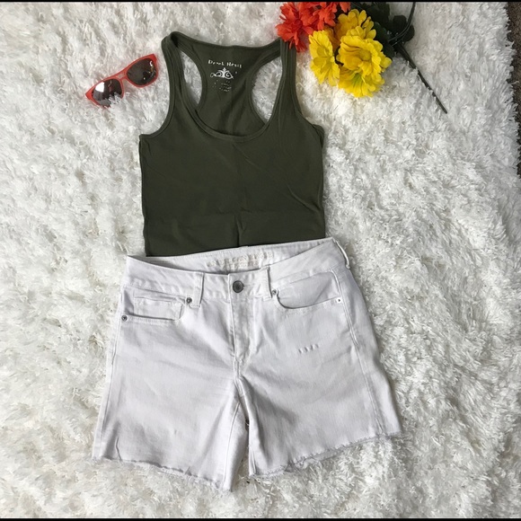 American Eagle Outfitters Pants - AEO White MIDI-Rise Raw Edge Shorts Size 8 EUC